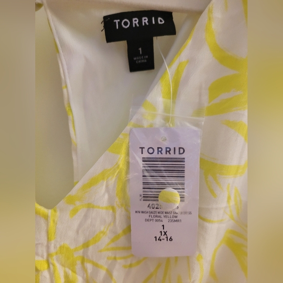 ⚡️Torrid White and Yellow Long Sleeve Pleated Sundress - Picture 6 of 12